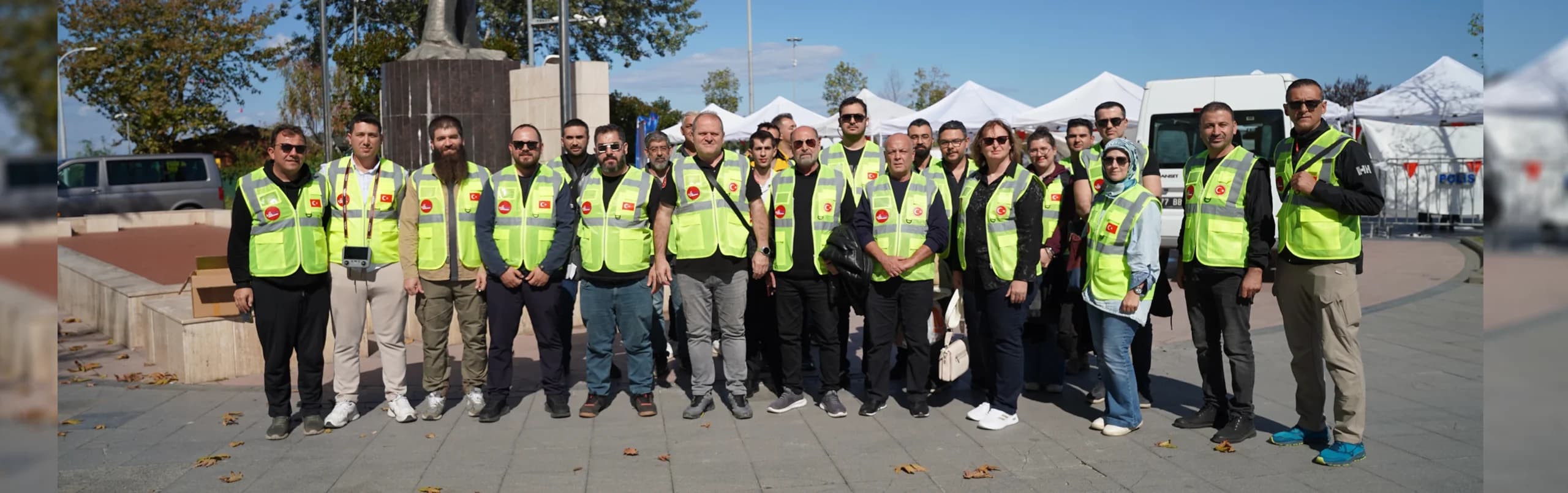 Yelekli İHAKUT gönüllüleri toplu fotoğrafta
