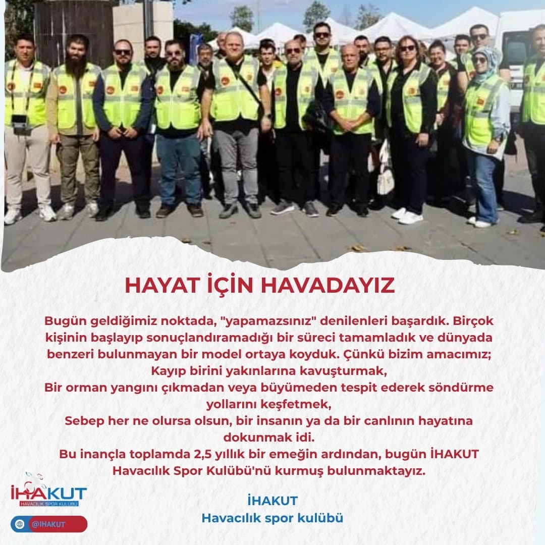 Yelekleriyle toplu fotoğraf veren İHAKUT gönüllüleri