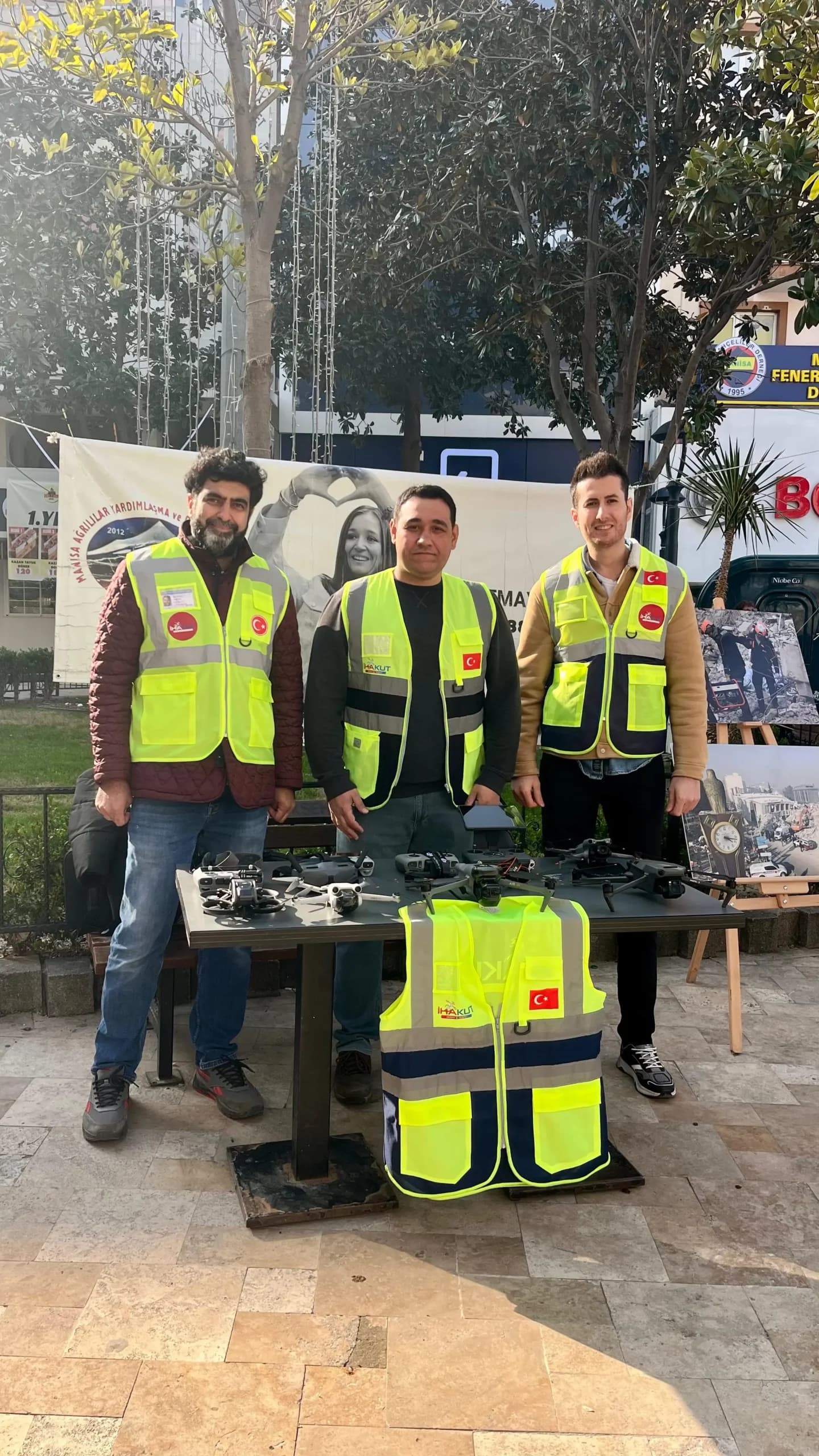 Ekipman çantalarıyla İHAKUT gönüllüleri